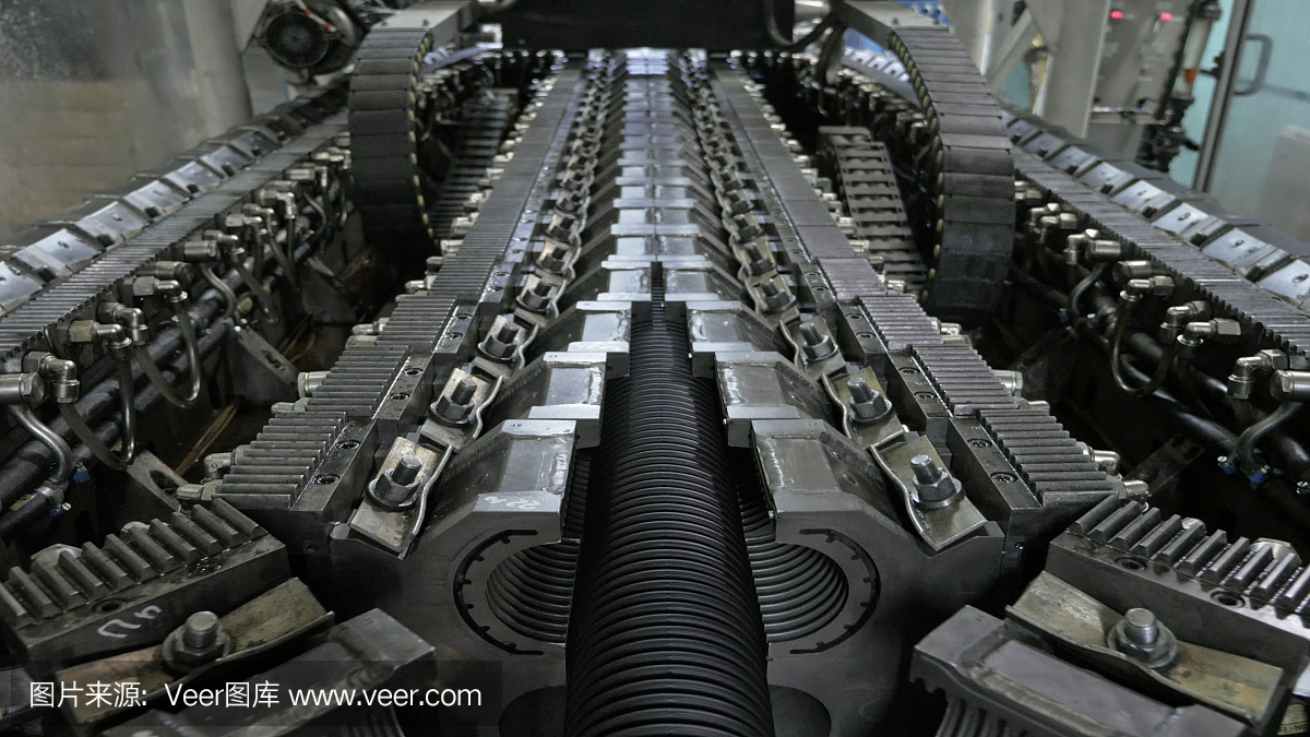 塑料水管制造。生產管子到工廠。用水和空氣的壓力在機床上制造塑料管的過程。特殊波紋形式。